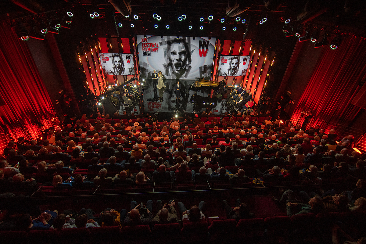 Publiczność na sali teatralnej.