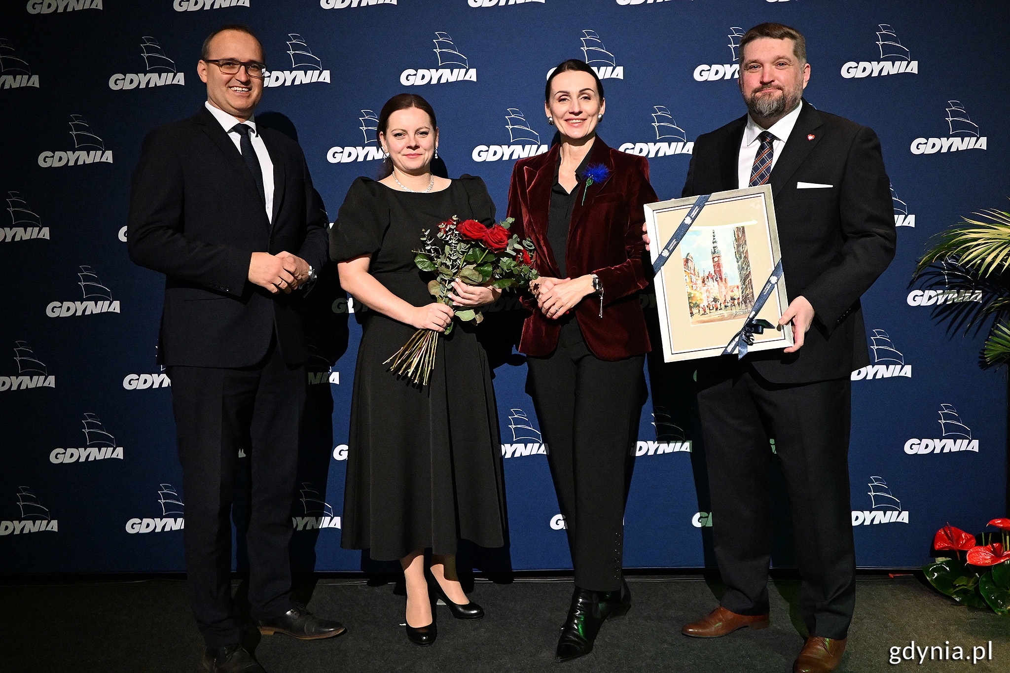 Wicewojewoda pomorski Emil Rojek, prezydent Gdyni Aleksandra Kosiorek, wojewoda pomorska Beata Rutkiewicz i przewodniczący RMG Tadeusz Szemiot  stoją na tle ścianki z napisem Gdynia