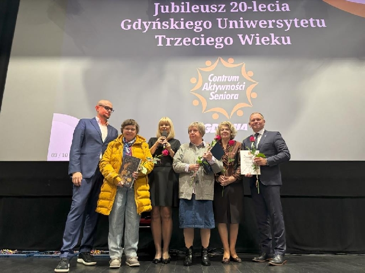 Inauguracja roku akademickiego Gdyńskiego Uniwersytetu Trzeciego Wieku. Na zdj. m.in.: wiceprezydent Gdyni Bartłomiej Austen, Bożena Zglińska, dyrektor Centrum Aktywności Seniora i studenci