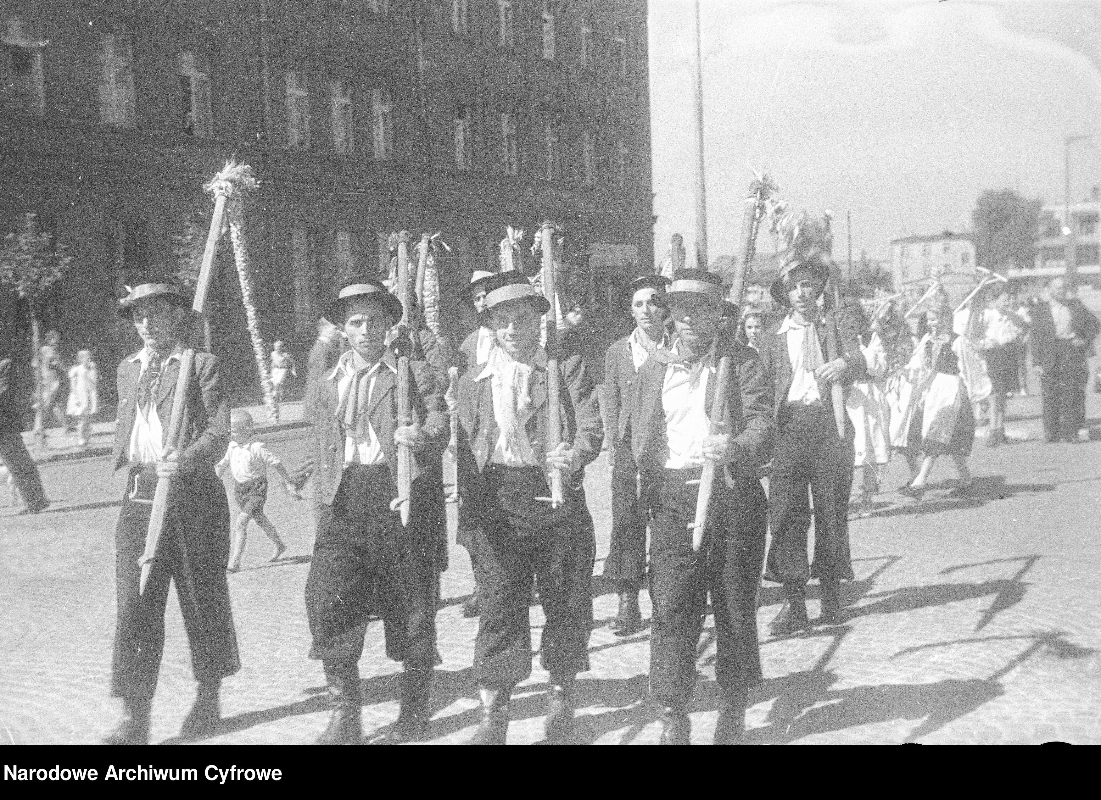 Korowód dożynkowy na ulicach Gdyni