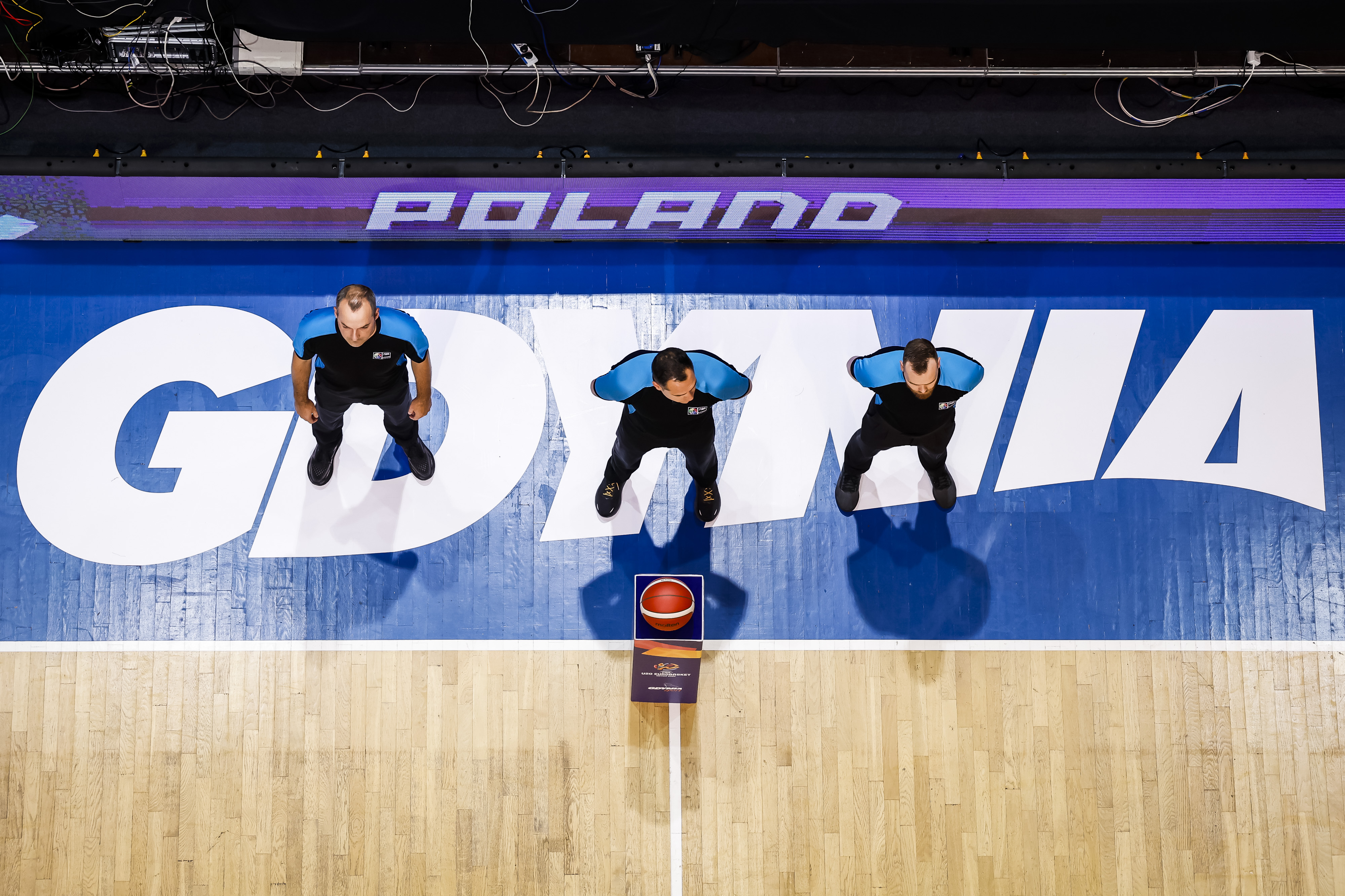 sędziowie z góry na parkiecie z napisem Gdynia