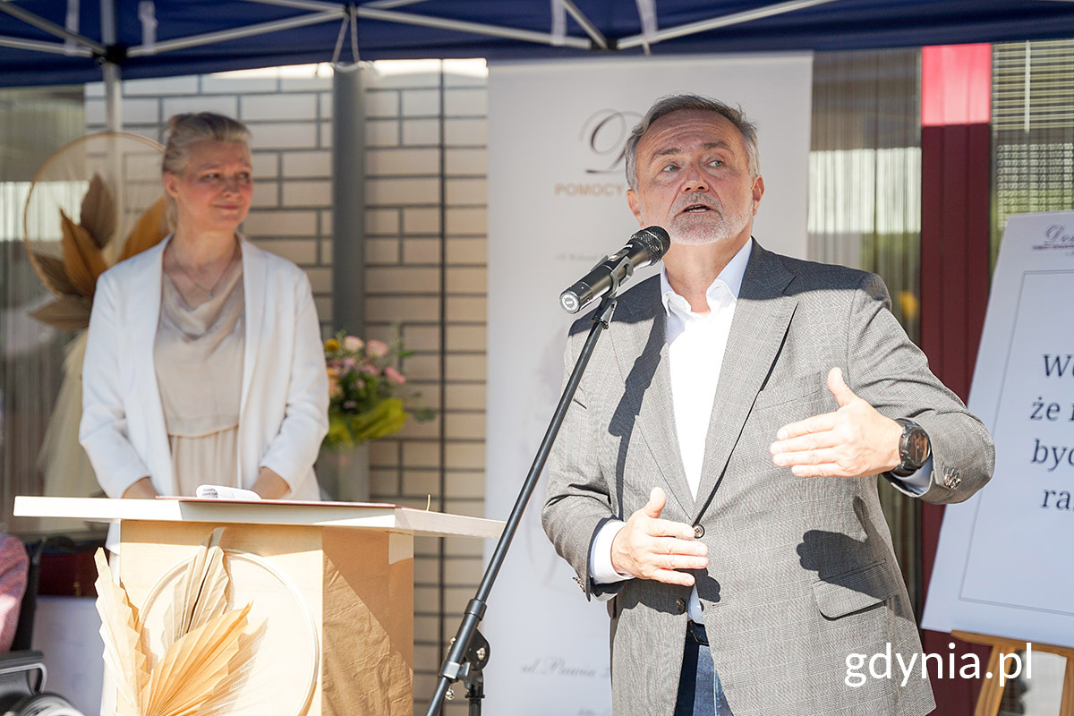 Prezydent Wojciech Szczurek w przemowie składa podziękowania i najlepsze życzenia mieszkańco oraz pracownikom Domu Pomocy Spolłecznej w Gdyni