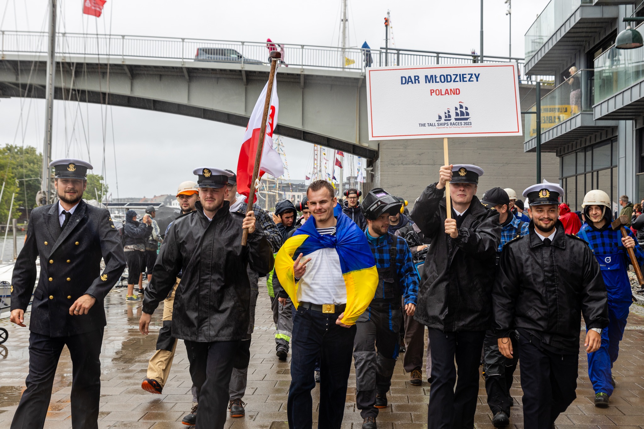 Załoga „Daru Młodzieży” podczas defilady we Fredrikstad