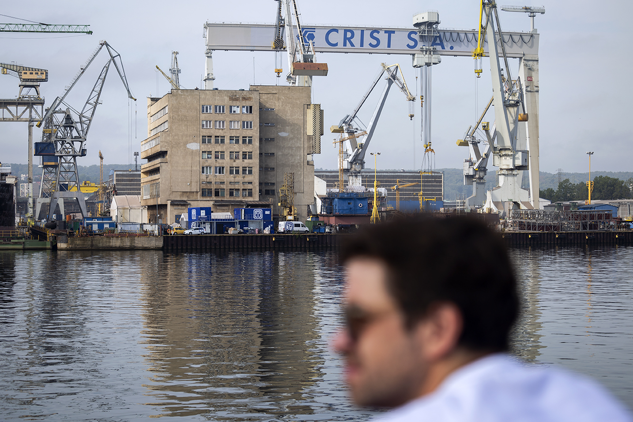 Stocznia Crist widziana z pokładu statku wycieczkowego opływającego gdyński port. Fot. Przemysław Kozłowski