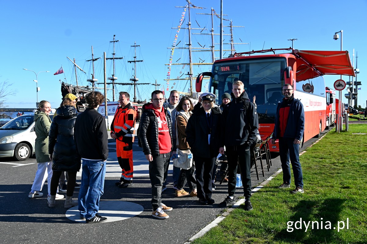 Krwiobus w miasteczku ratowniczym podczas akcji „Statek z sercem” i kolejka chętnych do oddania krwi  (fot. Magdalena Czernek)