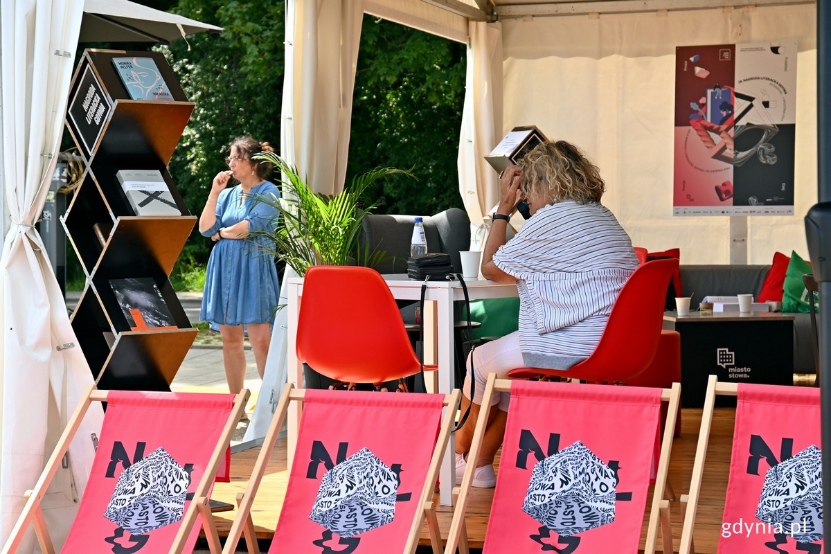 Namiot Nagrody Literackiej Gdynia, gdzie można napić się kawy i zapoznać z książkami dotychczasowych laureatów, jak i tegorocznych nominowanych (fot. Magdalena Czernek)