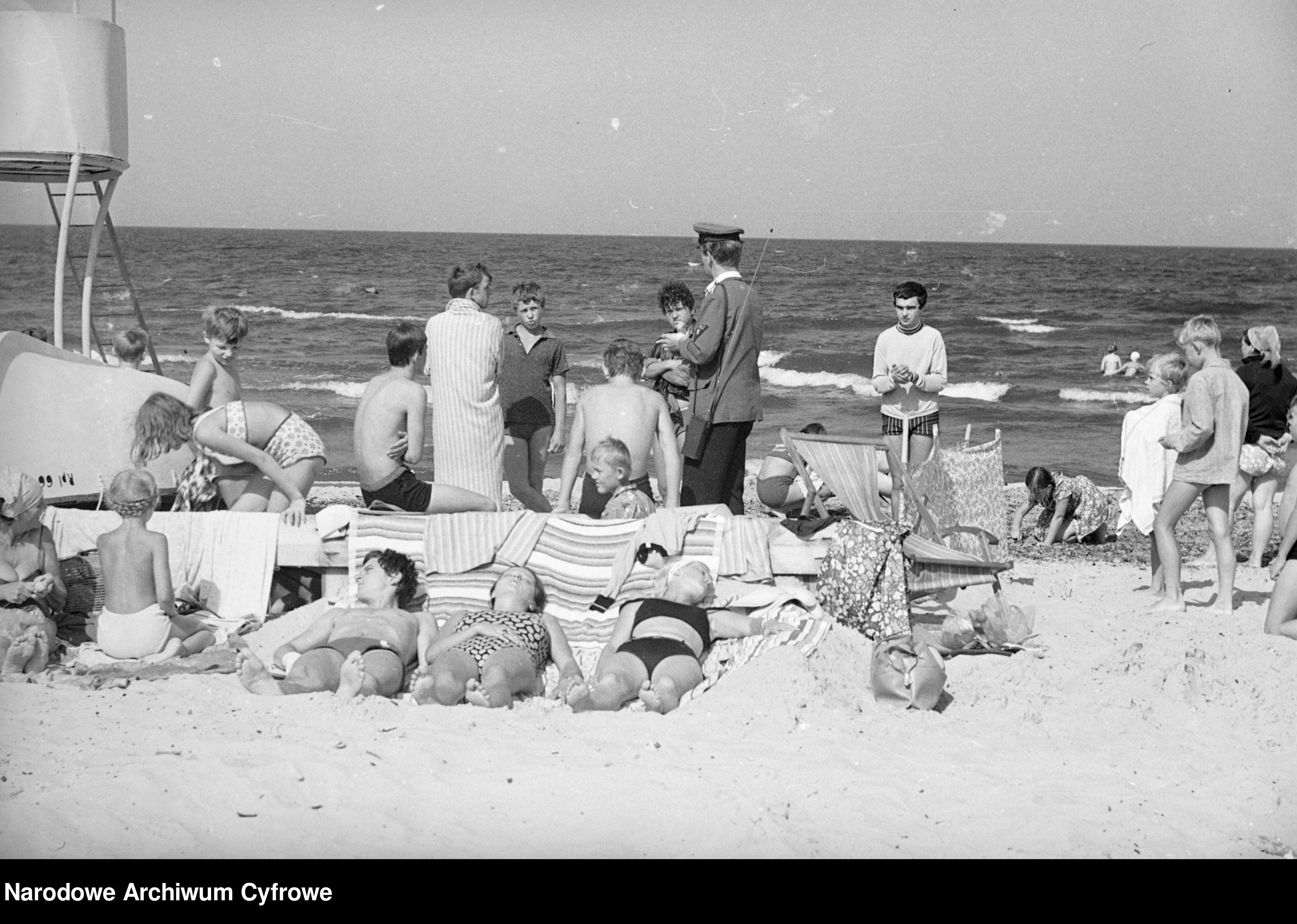 Na plaży w okresie PRL