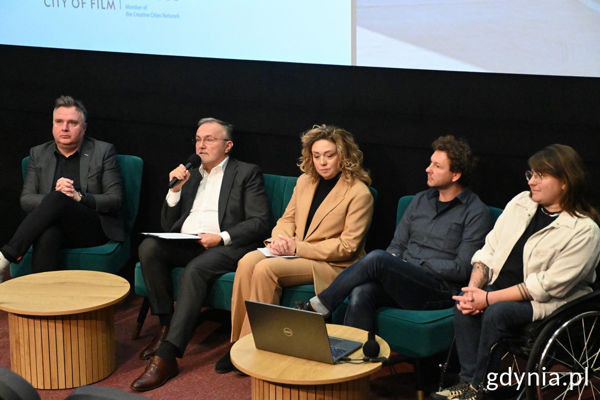 Podczas konferencji (od lewej): Jerzy Rados, dyrektor Gdyńskiego Centrum Filmowego, prezydent Gdyni Wojciech Szczurek, Kinga Plicht z Gdyńskiego Centrum Filmowego, Kryspin Pluta i Paulina Pohl z „Domu Filmowego”