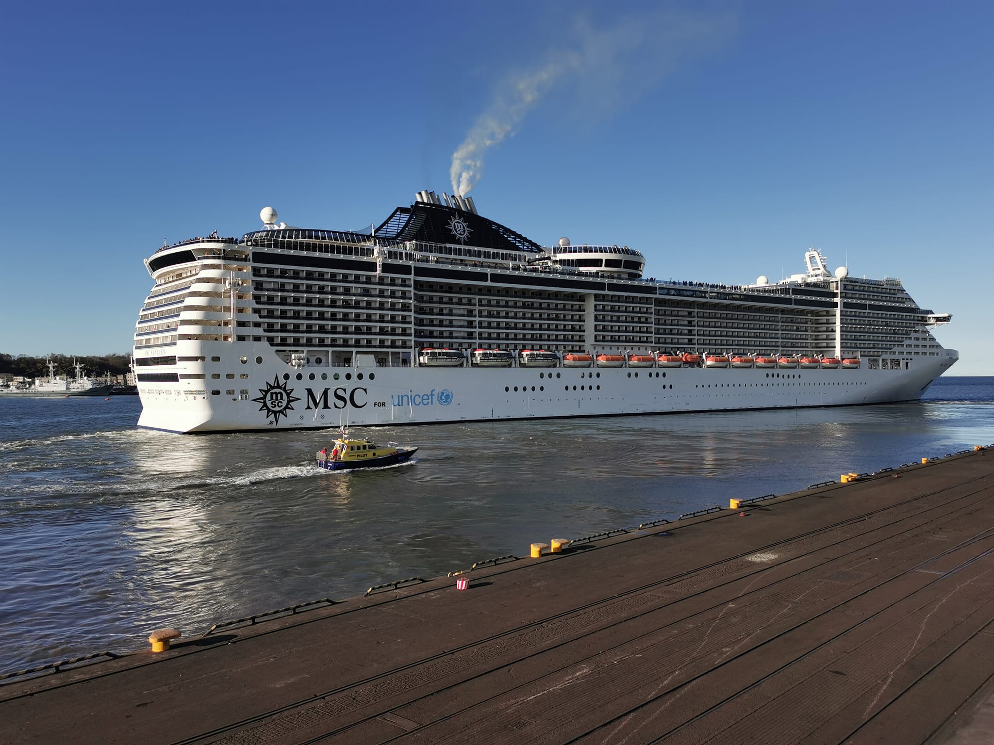 W promieniach popołudniowego słońca MSC Fantasia opuszcza Port Gdynia. Fot. Sylwia Matka Wariatka Mardzińska / Gdynia w obiektywie