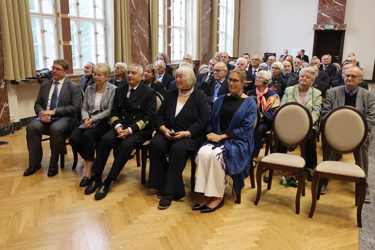 Uczestnicy uroczystości z okazji nadania tytułu doktora honoris causa prof. Hansowi Rummlowi. Wśród nich Joanna Zielińska, przewodnicząca Rady Miasta Gdyni i przewodnicząca rady uczelni Uniwersytetu Morskiego. W pierwszym rzędzie m.in. żona i dzieci profesora // fot. UMG/ Cezary Spigarski