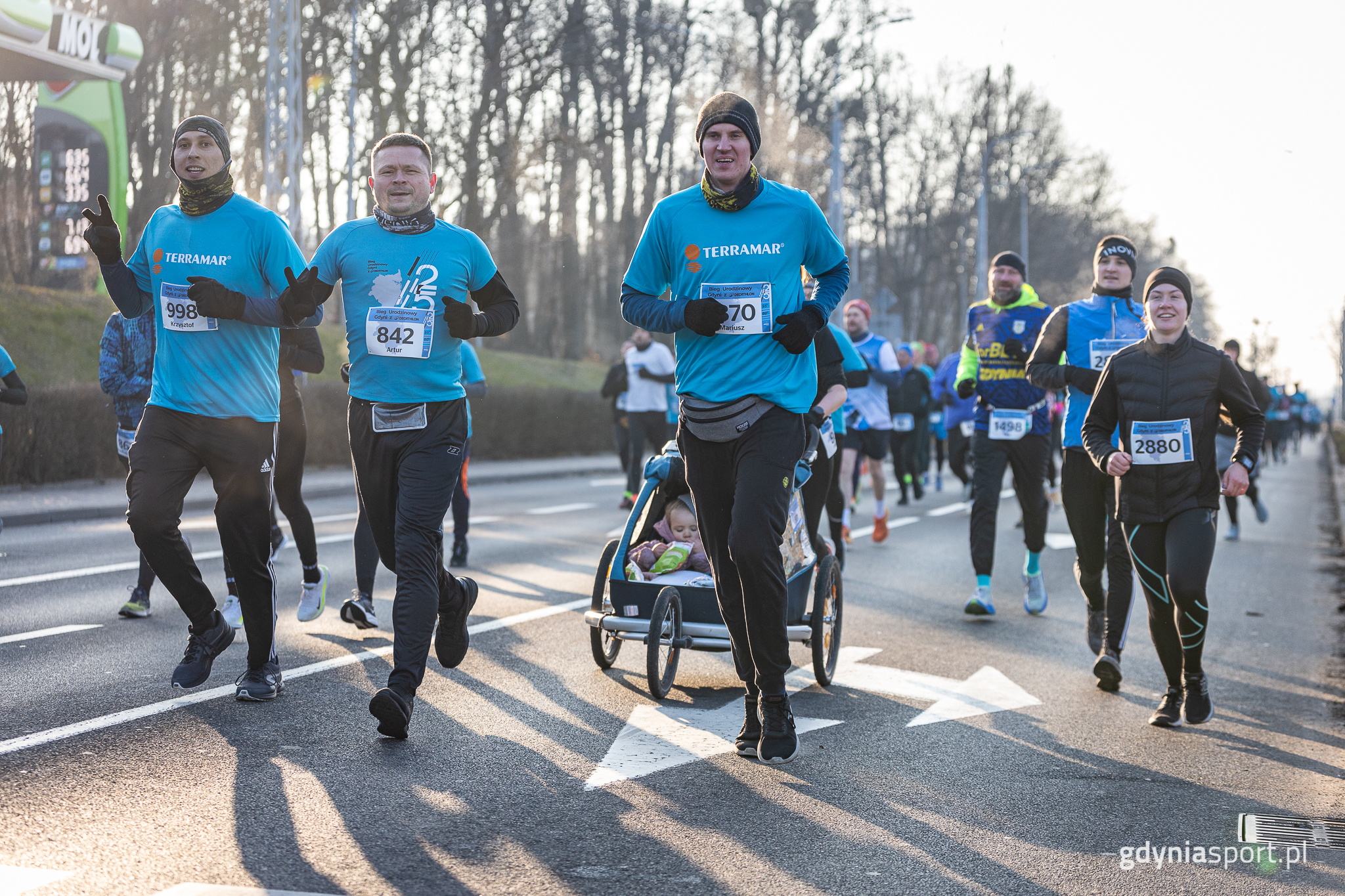 Zawodnicy na trasie Biegu Urodzinowego Gdyni z Decathlon (fot. Michał Sadowski)