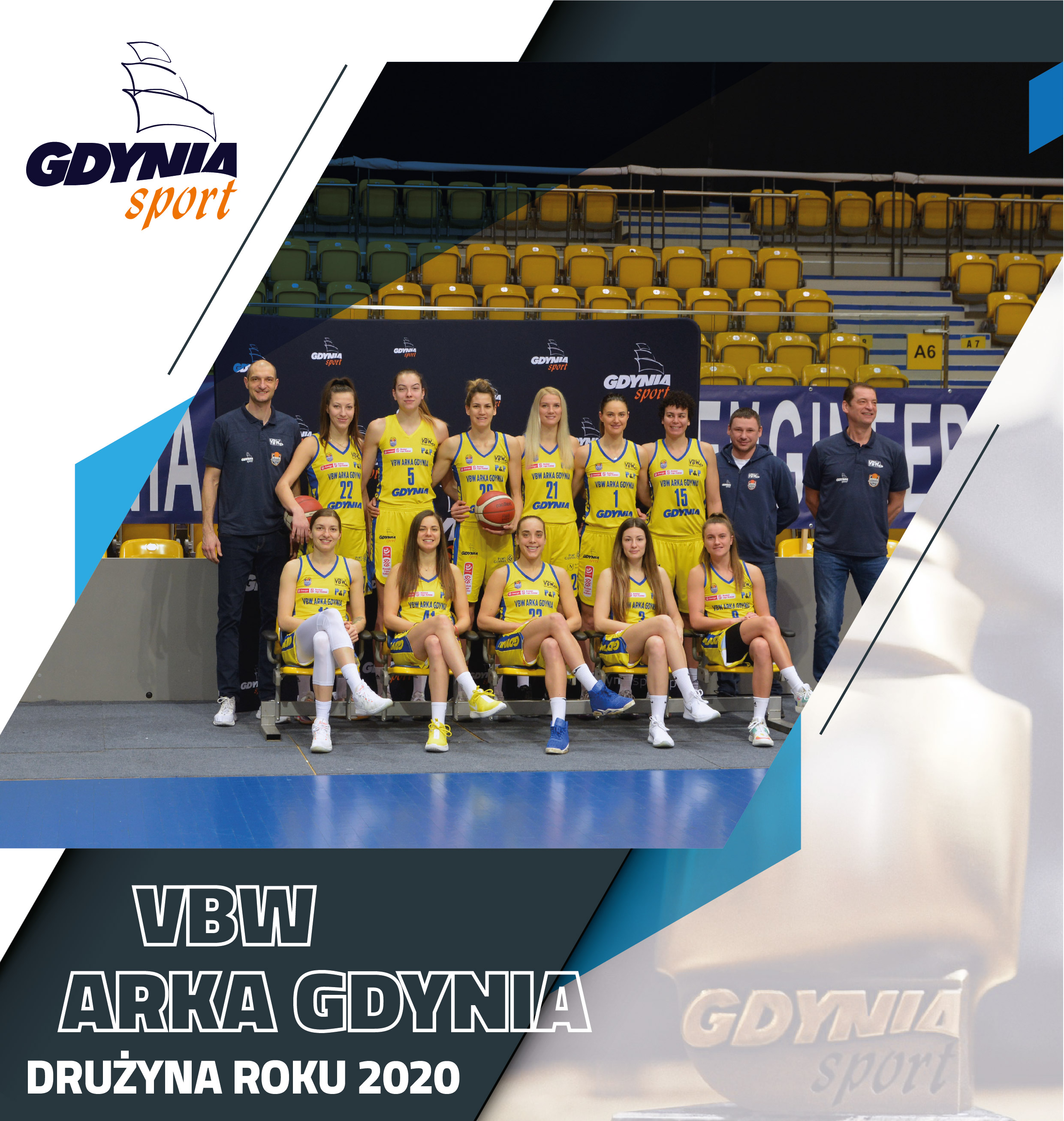 Na zdjęciu widoczna jest cała drużyna VBW Arki Gdynia pozująca do wspólnego zdjęcia na tle trybun oraz ścianki "Gdynia Sport"