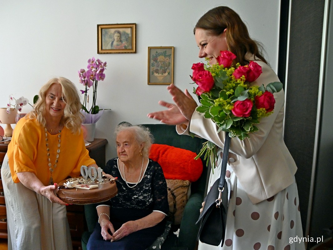 Stefania Rosół wraz z prezydent Gdyni Aleksandrą Kosiorek i jedną z córek (fot. Magdalena Czernek)