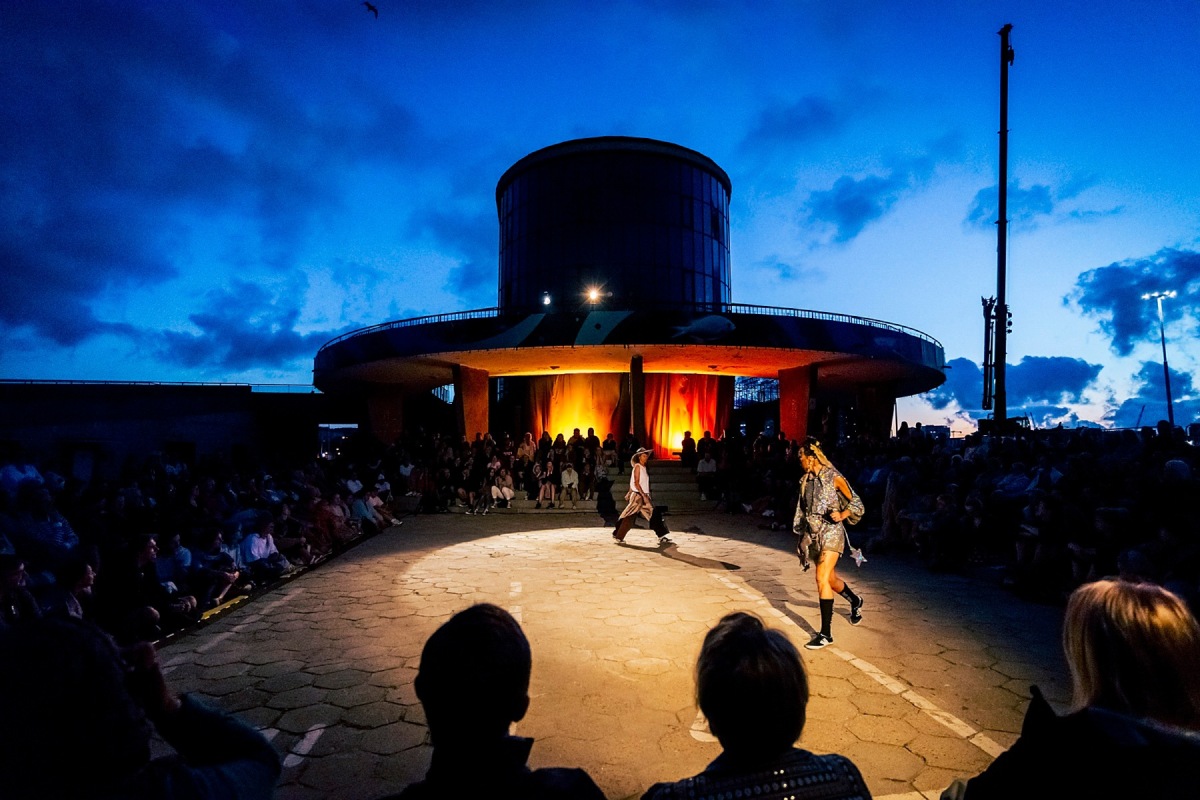 Aktorki Teatru Komuna w przedstawieniu „O czynach niszczących opowieść”, które pokazały molo Południowym i schodach Akwarium Gdyńskiego w ramach festiwalu „Pociąg do Miasta” (fot. Krzysztof Winciorek)