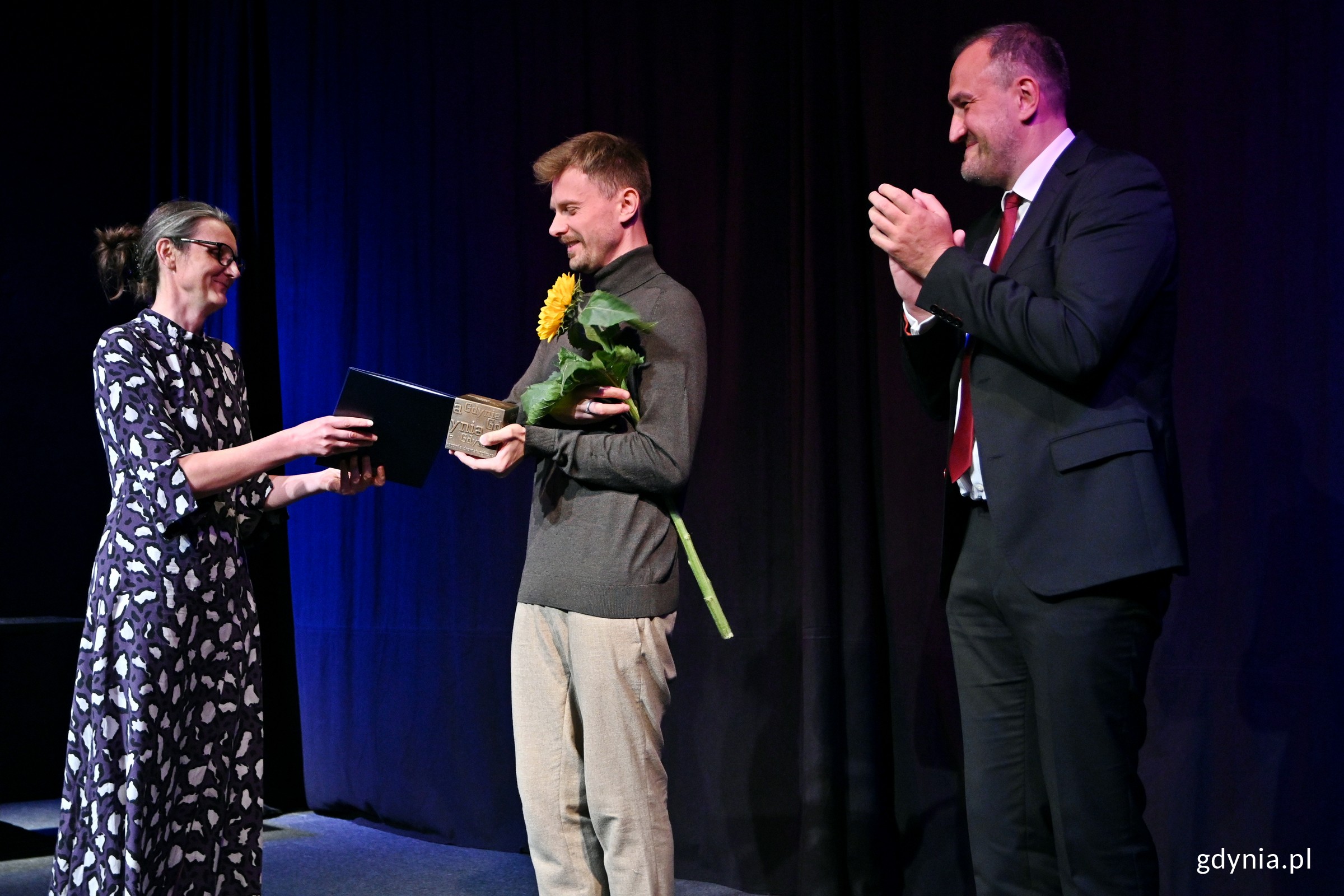 Od lewej: Ewa Hevelke - przewodnicząca kapituły Gdyńskiej Nagrody Dramaturgicznej i Radosław Maciąg - laureat 17. edycji konkursu o Gdyńską Nagrodę Dramaturgiczną w towarzystwie wiceprezydenta Gdyni Tomasza Augustyniaka (fot. Magdalena Czernek)