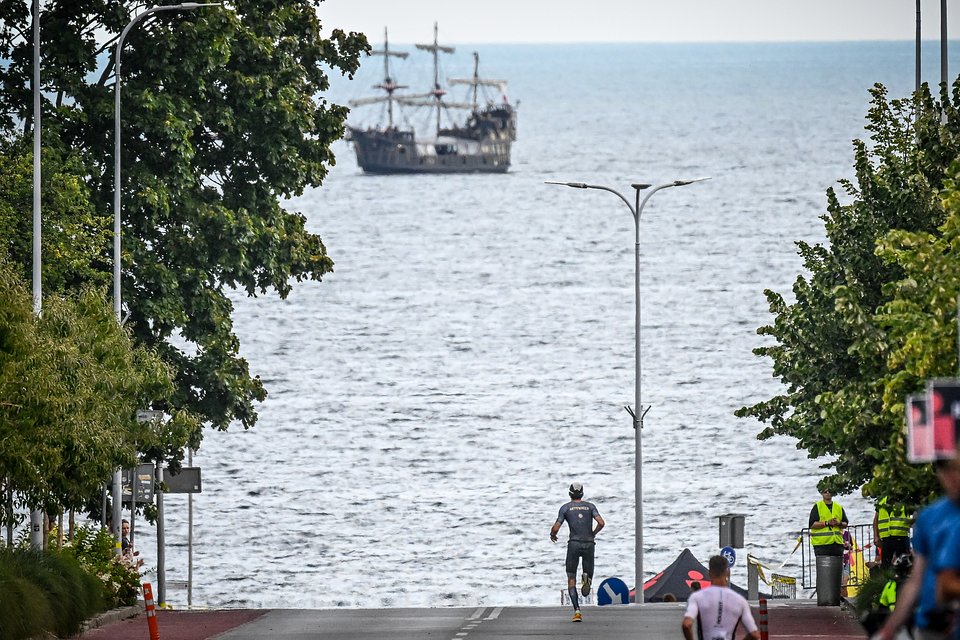 zawodnika biegnący w kierunku bulwaru