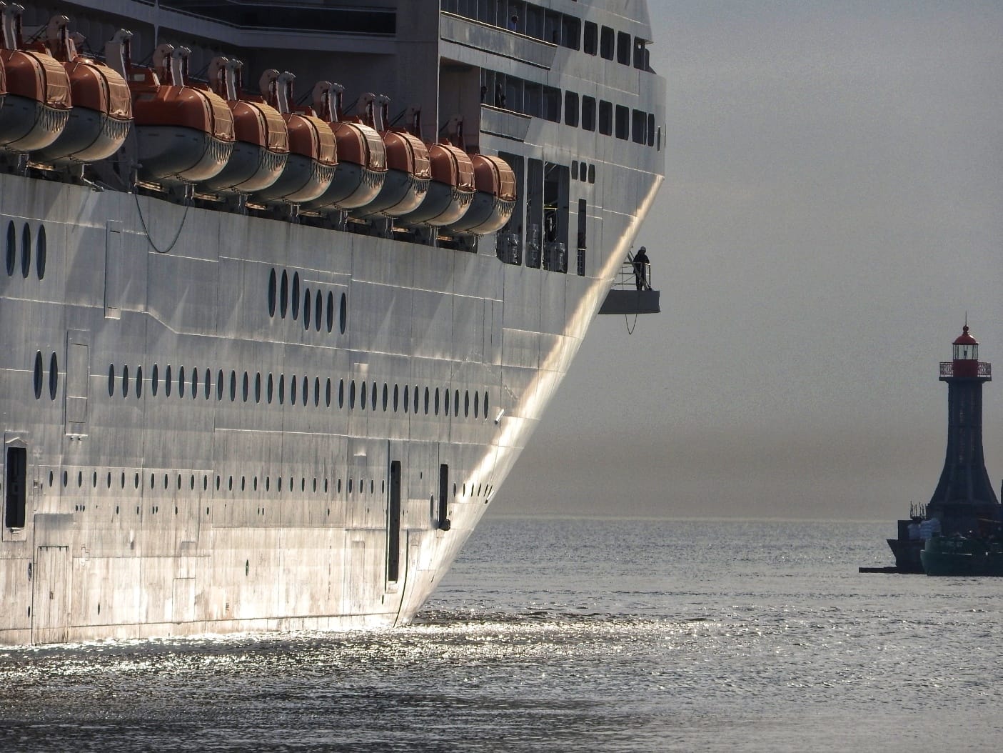 MSC Fantasia i latarnia morska u wejścia do Portu Gdynia. Fot. Marco Ka / Gdynia w obiektywie