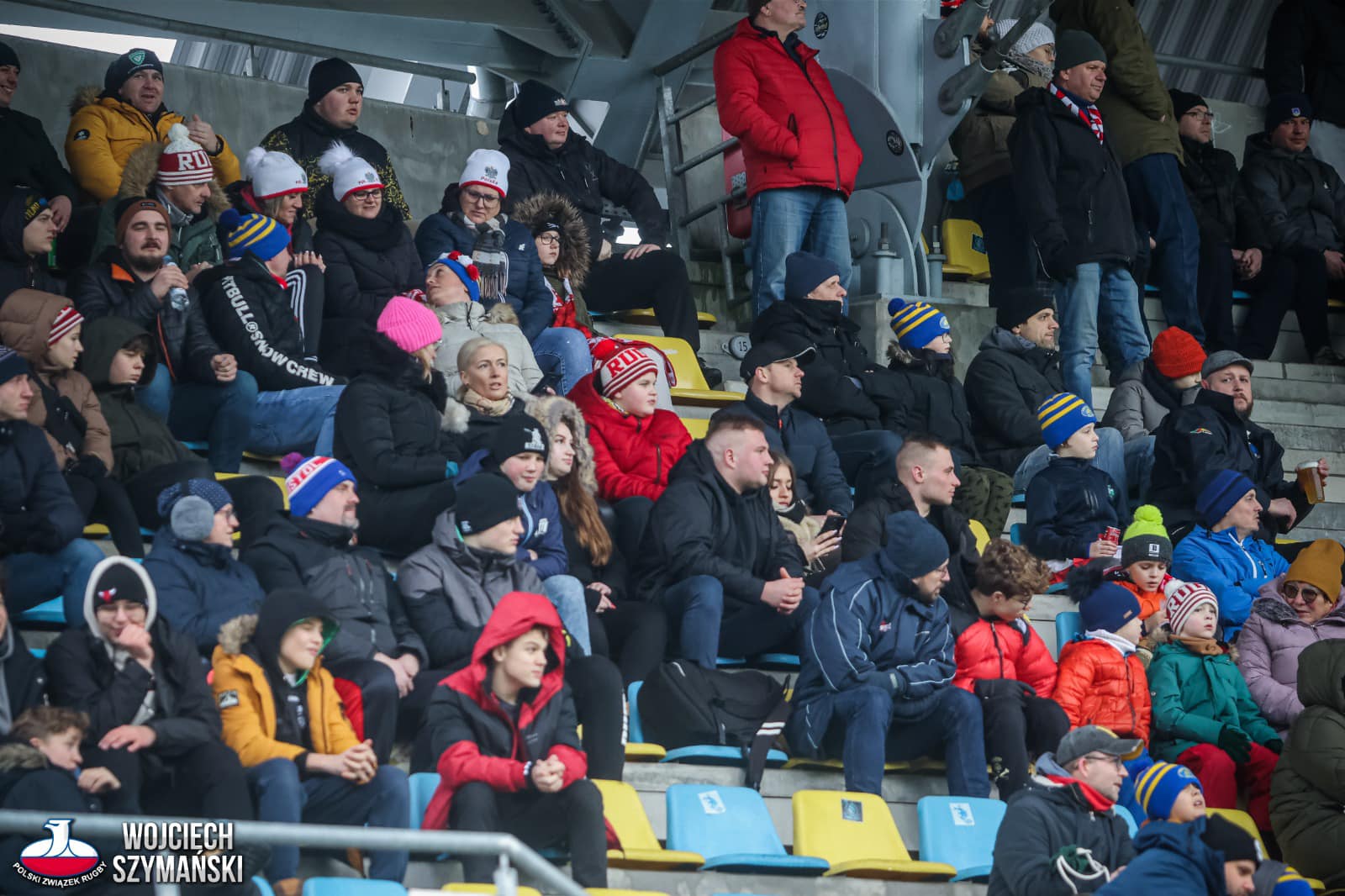 Kibice zasiadający na trybunach Narodowego Stadionu Rugby ubrani byli grubo, ale nie zabrakło biało-czerwonych elementów