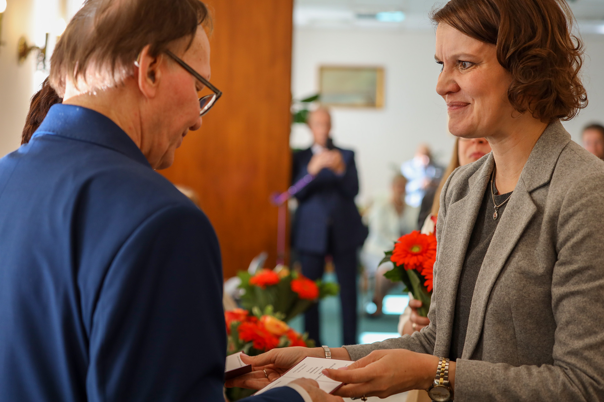 Wiceprezydent Gdyni Katarzyna Gruszecka-Spychała gratuluje jednej z par wspaniałego jubileuszu