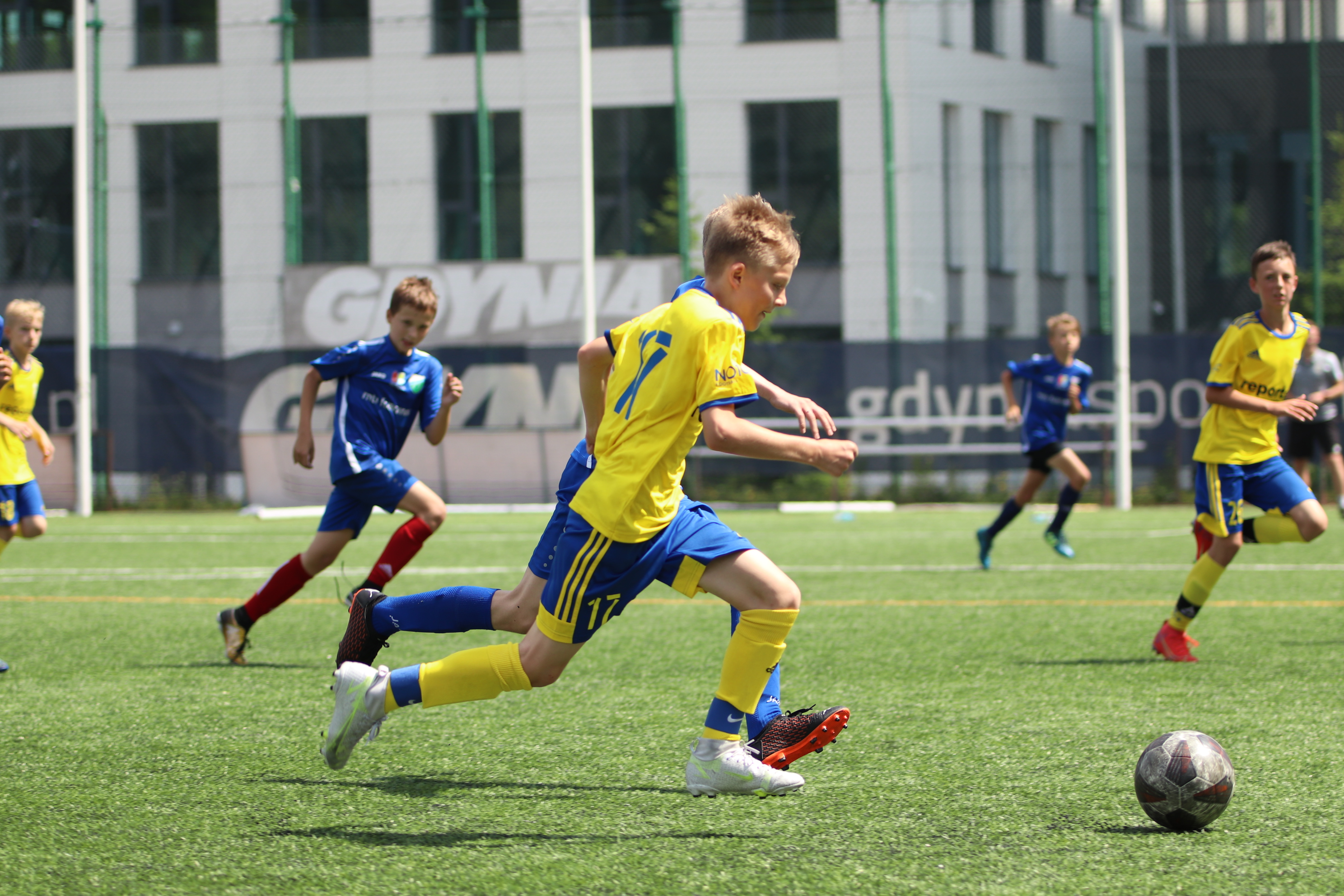 Młody zawodnik Arki Gdynia podczas spotkania drużyn juniorskich na zielonym boisku