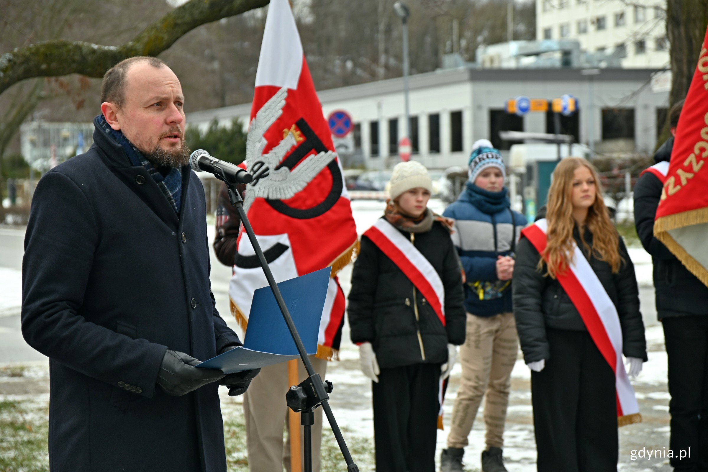 Mariusz Bzdęga, dyrektor zarządzający ds. kultury i aktywności mieszkańców, przemawiający podczas uroczystości z okazji 83. rocznicy utworzenia AK (fot. Magdalena Czernek)