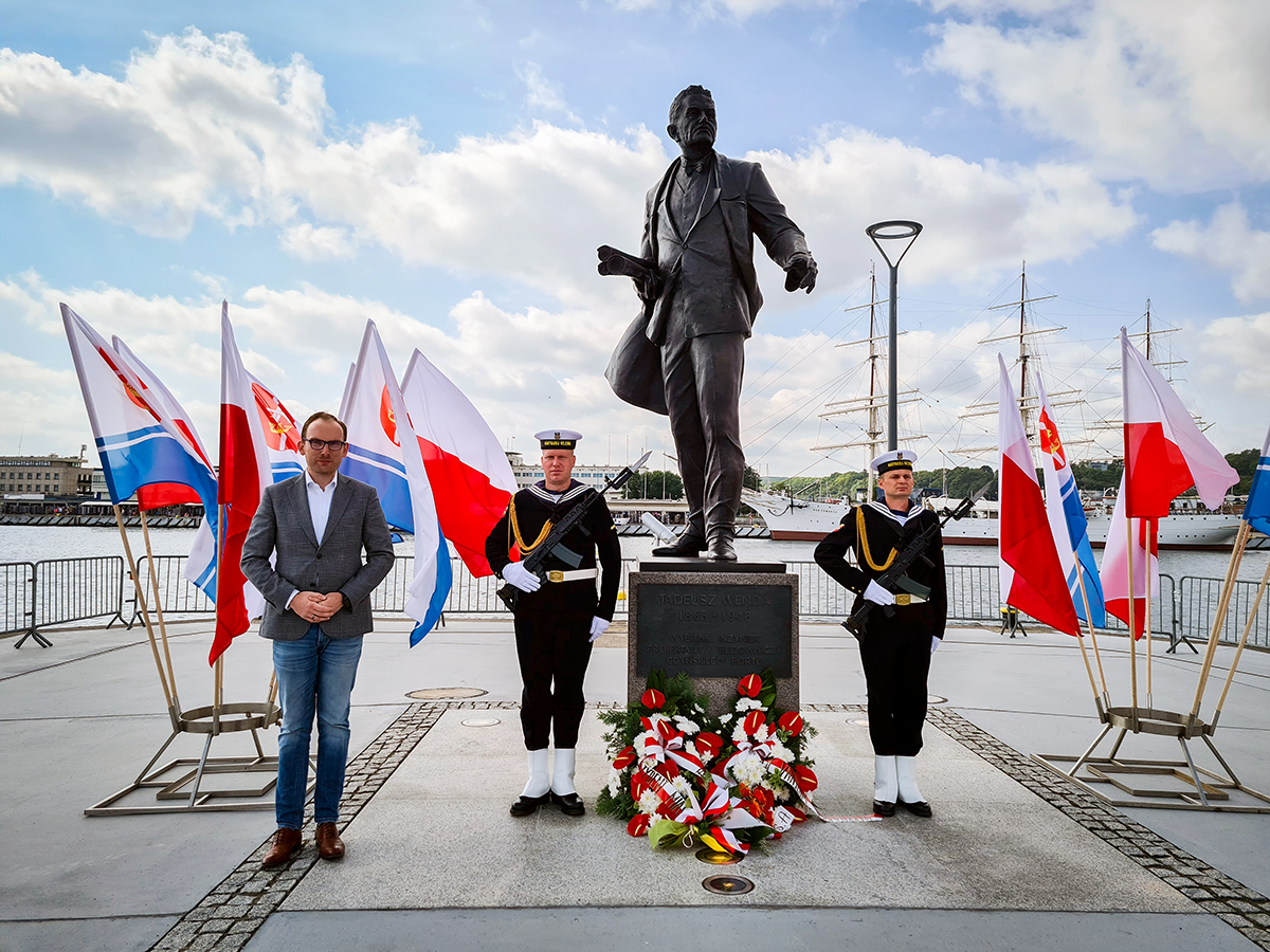 Wiceprzewodniczący Rady Miasta Gdyni Jakub Ubych oraz wojskowa asysta honorowa pod pomnikiem Tadeusza Wendy. Źródło: archiwum Jakuba Ubycha