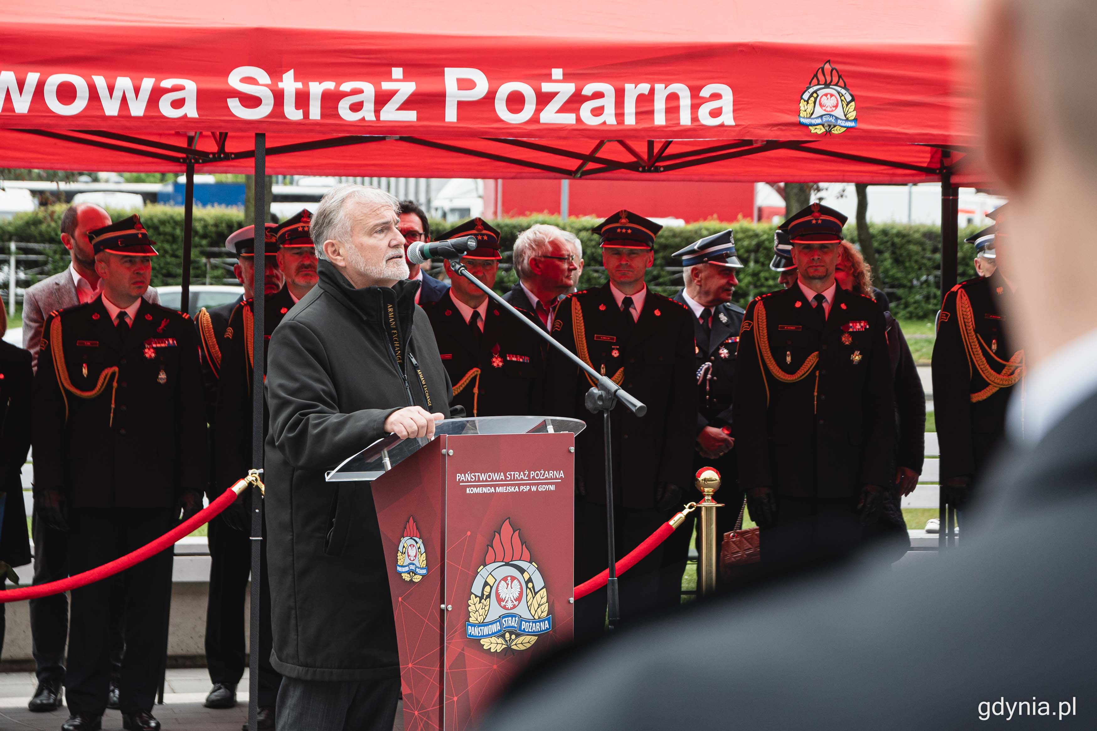 Prezydent Wojciech Szczurek dzięki strażakom za ich służbę. Fot. Kamil Złoch