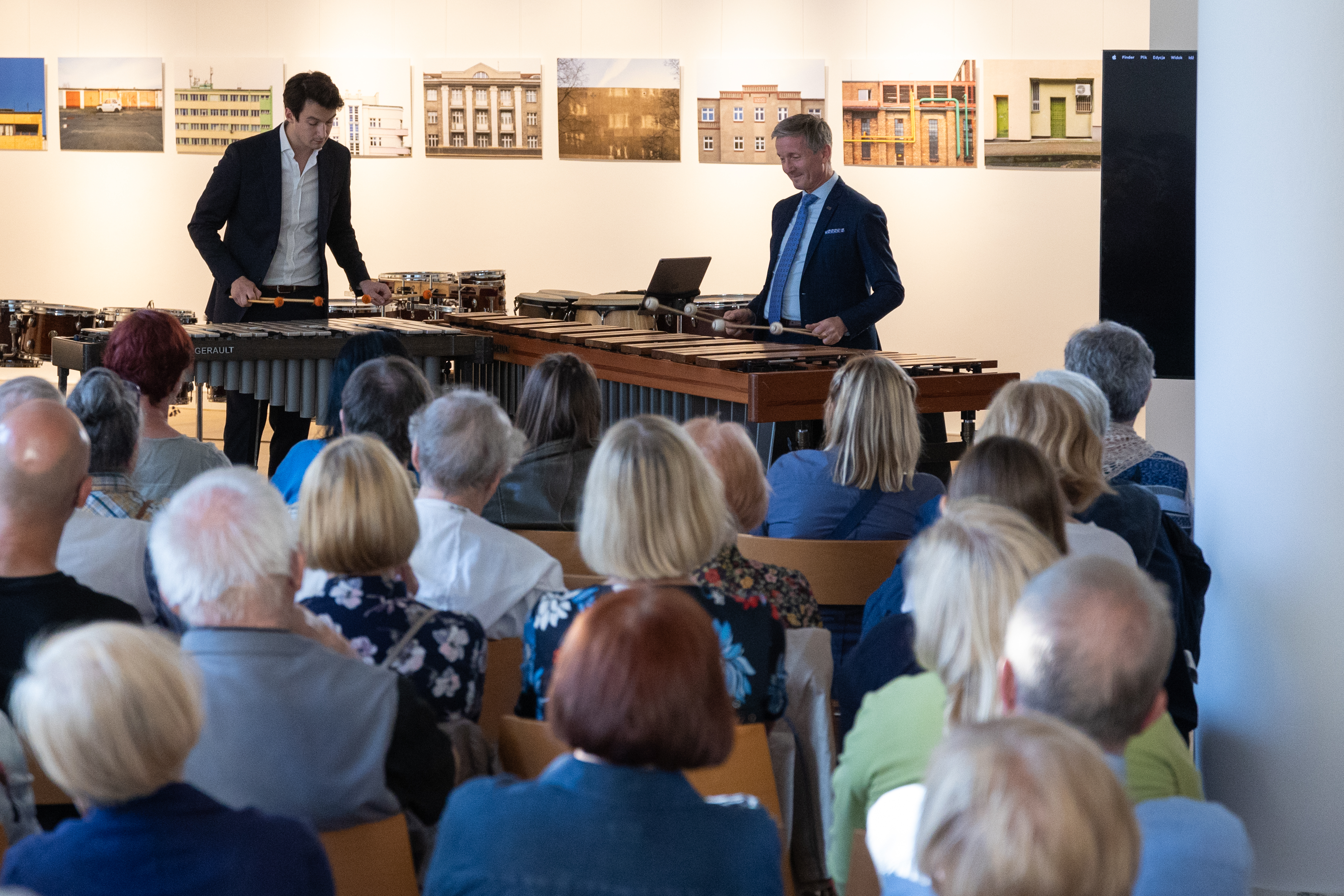 Muzycy grający na instrumentach podczas koncertu w ramach festiwalu Gdynia Classica Nova. Na pierwszym planie widzowie