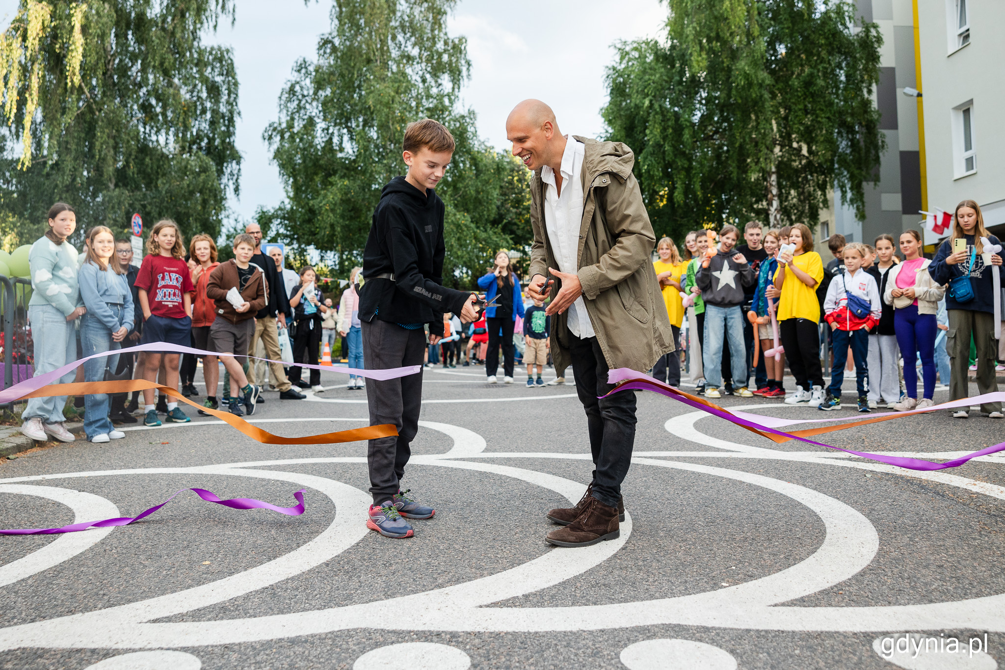 Adam Chyliński - inicjator projektu i placemaker wraz z jednym z uczniów przecięli wstęgę i oficjalnie otworzyli mural i ulicę szkolną na Hallera (fot. Karol Stańczak)