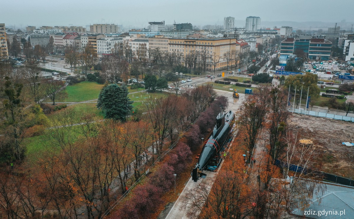 „Sokół” przejeżdżający przez aleję Topolową w stronę Muzeum Marynarki Wojennej 