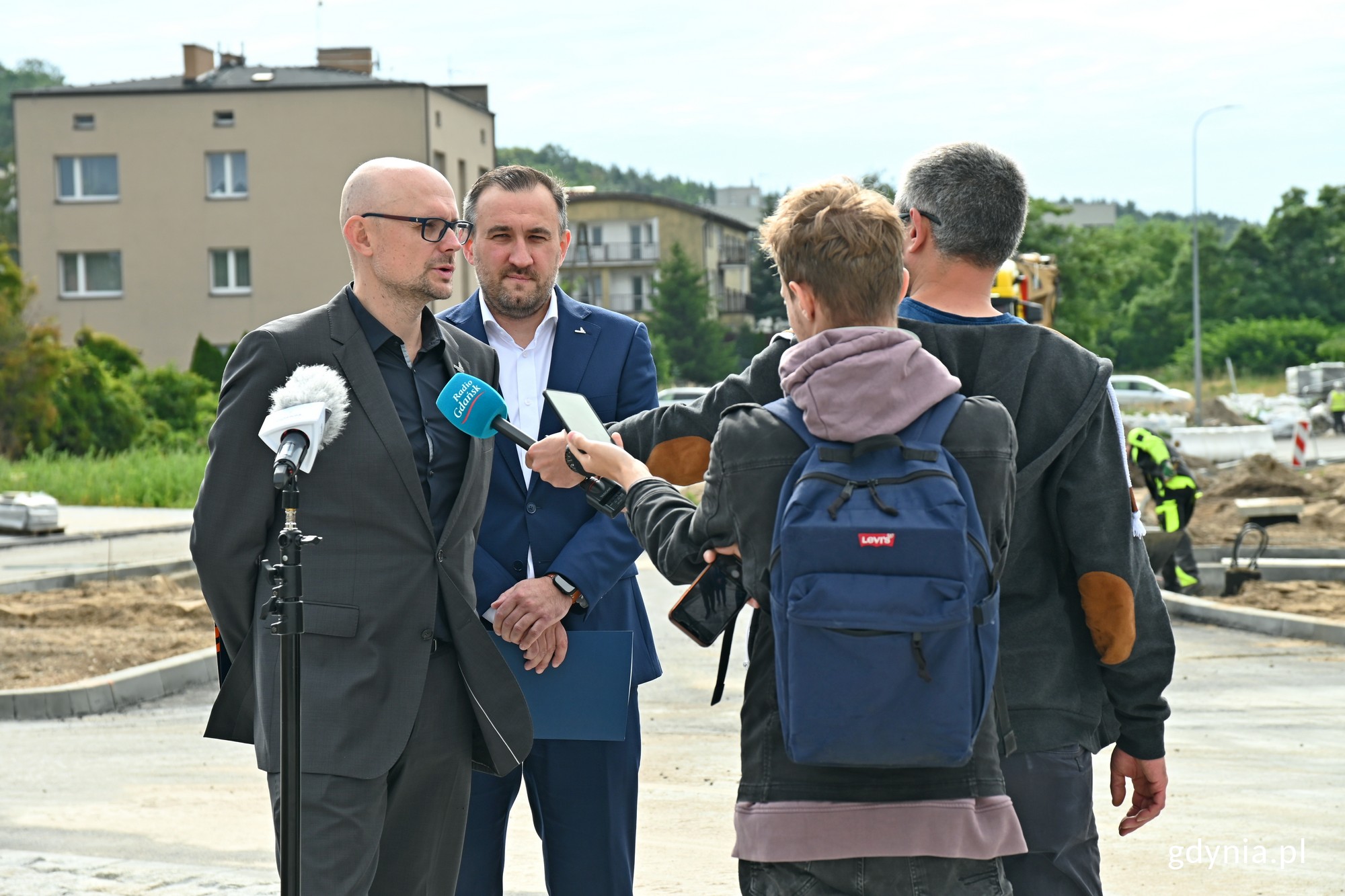 Wiceprezydenci Bartłomiej Austen i Tomasz Augustyniak podczas briefingu przy rondzie na ul. Unruga (fot. Magdalena Czernek)