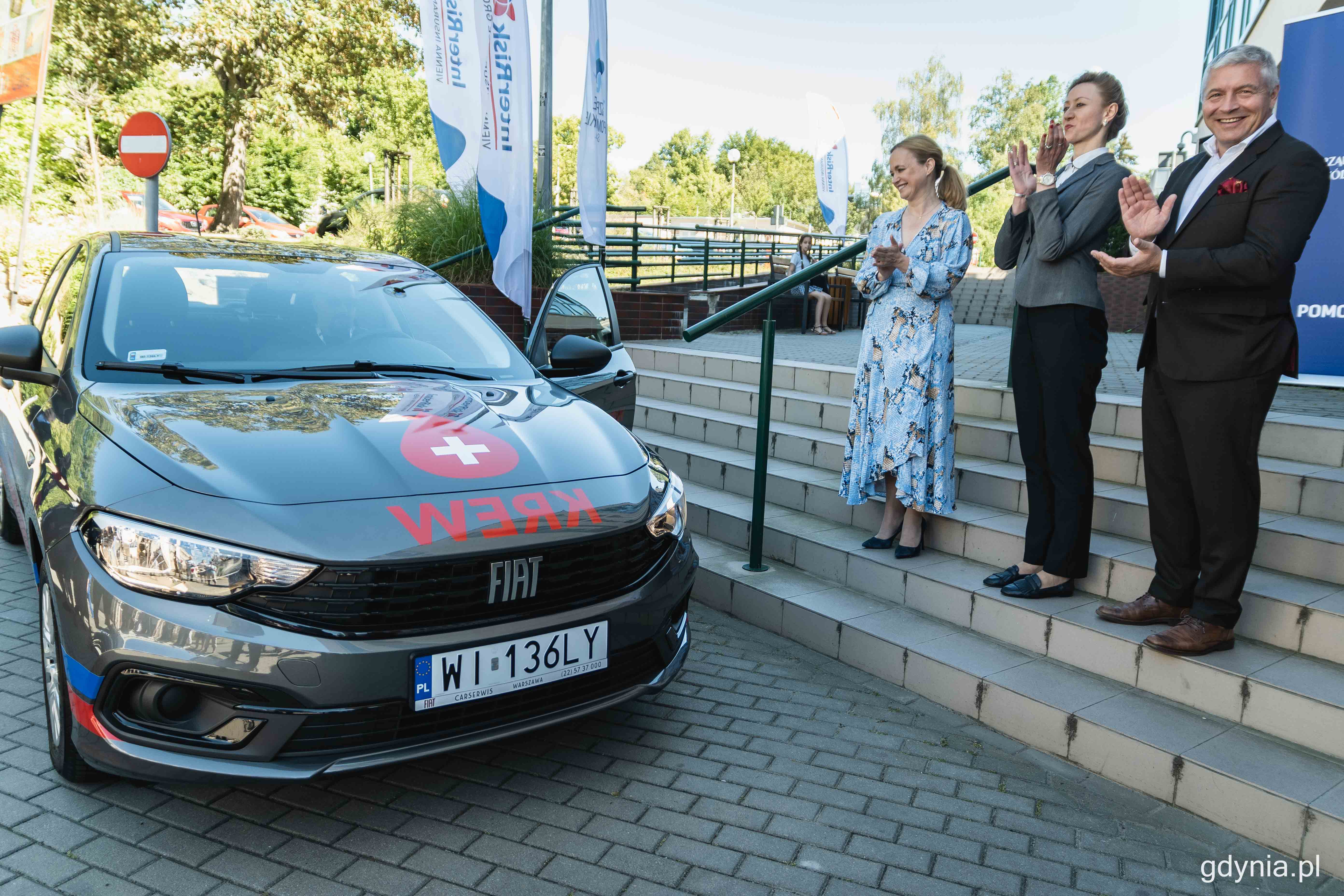 Nowy samochód do przewozu krwi dla Szpitala Morskiego im. PCK - osobowy Fiat Tipo, fot. Kamil Złoch