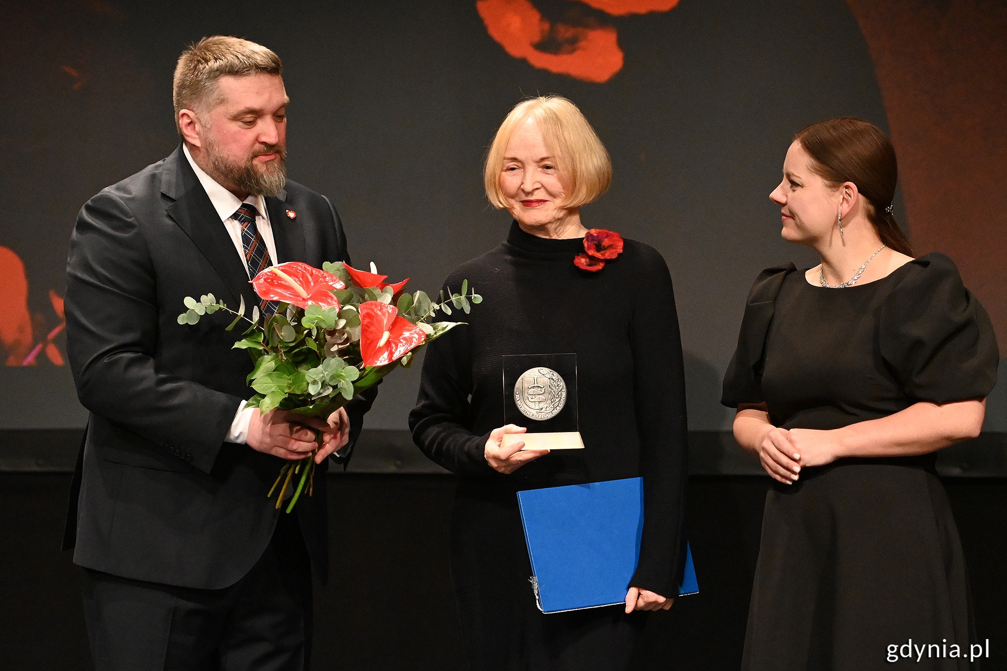 Profesor Maria Jolanta Sołtysik odbiera Medal im. E. Kwiatkowskiego z rąk prezydent Aleksandry Kosiorek i przewodniczącego RMG Tadeusza Szemiota